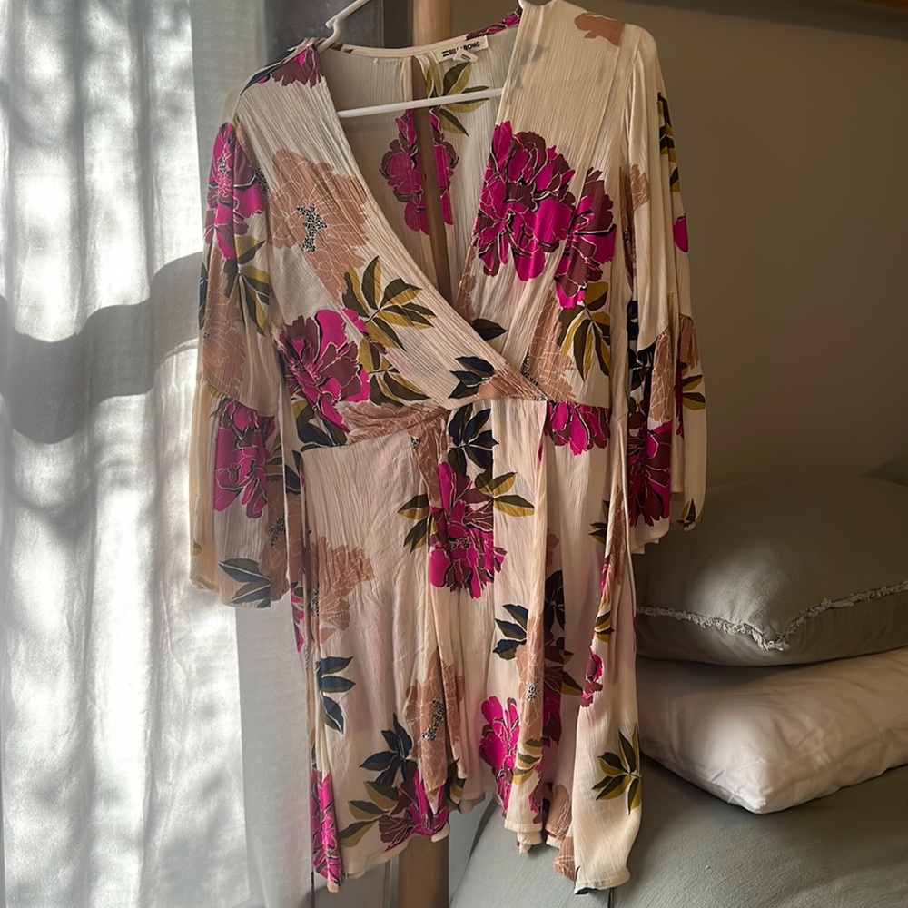 Billabong Floral tie dress. Short